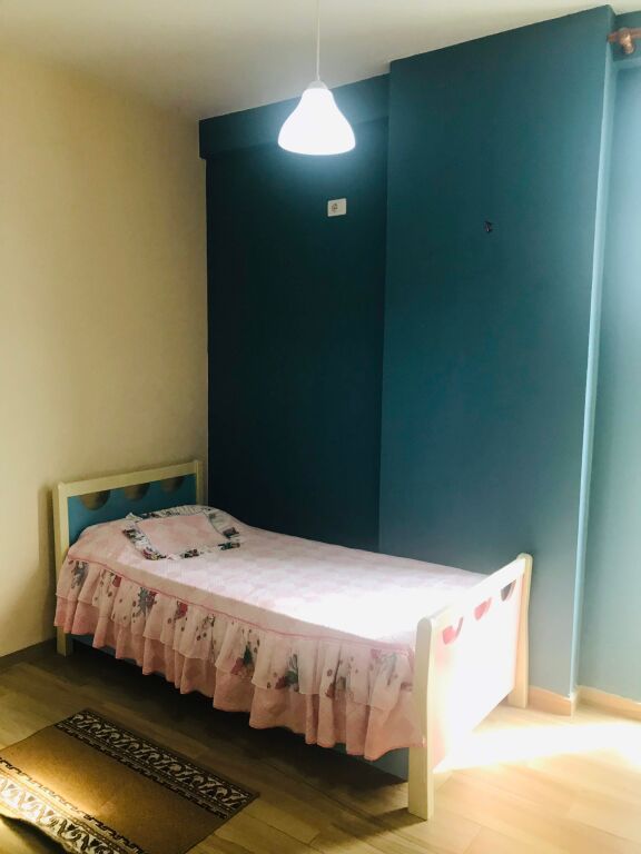 Ofrohet me qera Apartament, 2+1+verande, i mobiluar i ri tek Rezidenca “Shopi”, Elbasan