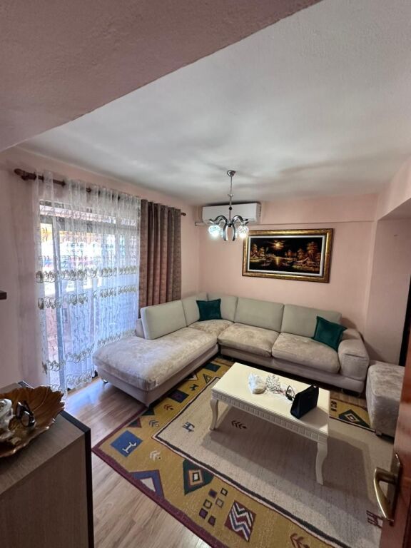 JEPET ME QERA APARTAMENT 2+1 PRANE BLUESTAR CENTER, DURRES