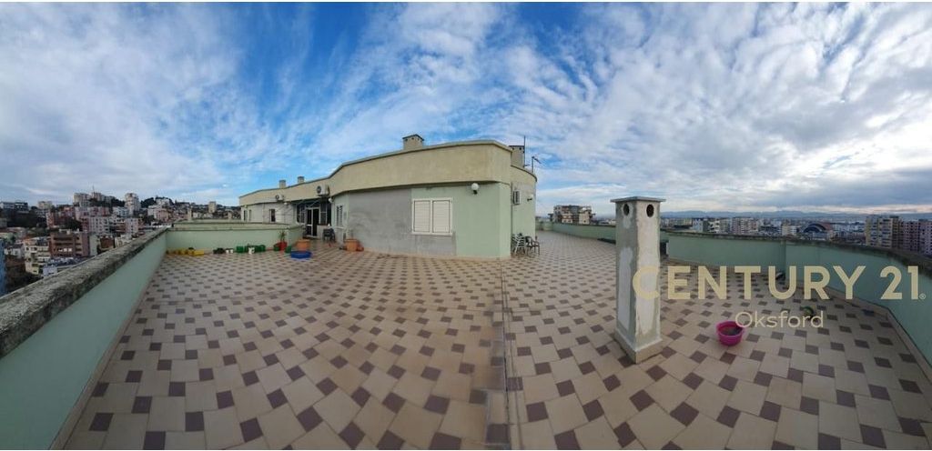 Vendiamo l'ultimo piano di un edificio, attico e veranda a Durazzo!