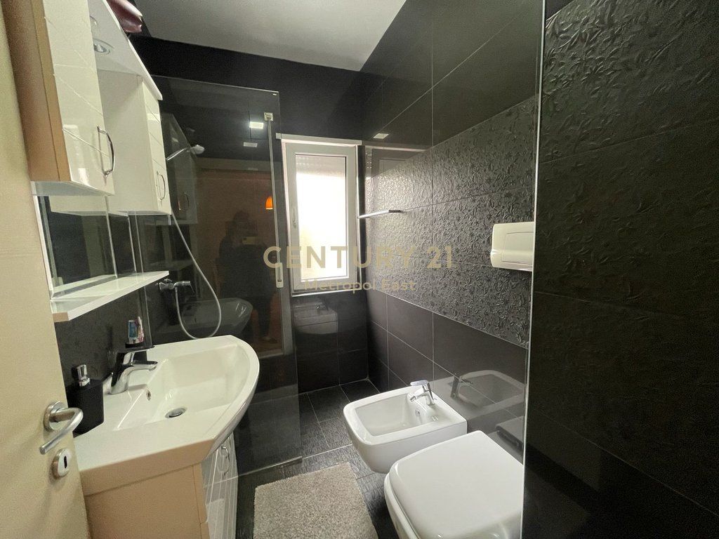 Jepet me qira Apartament Elegant 1+1 me Parkim vetëm 2 Minuta nga TEG EAST143210