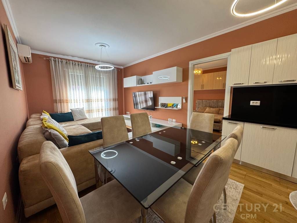 Apartament 2+1 + 2 poste parkimi me qira prane Bulevardit Zogu 1!