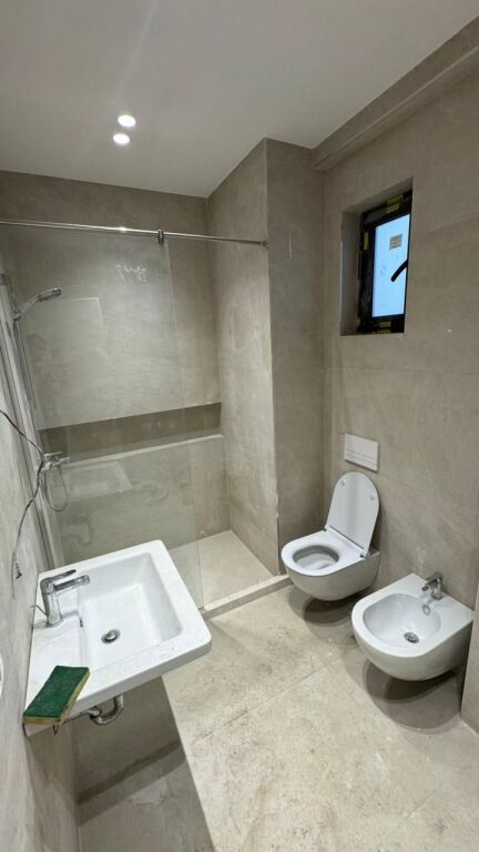 Affittasi ufficio appartamento 2+1+2 + veranda con una superficie di 100 m², nel complesso Green Harmony, Porcelan.