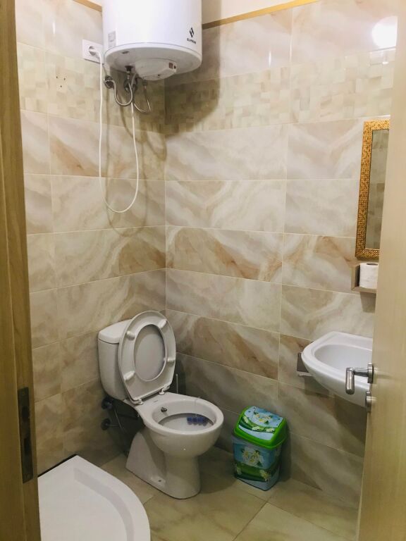Ofrohet me qera Apartament, 2+1+verande, i mobiluar i ri tek Rezidenca “Shopi”, Elbasan