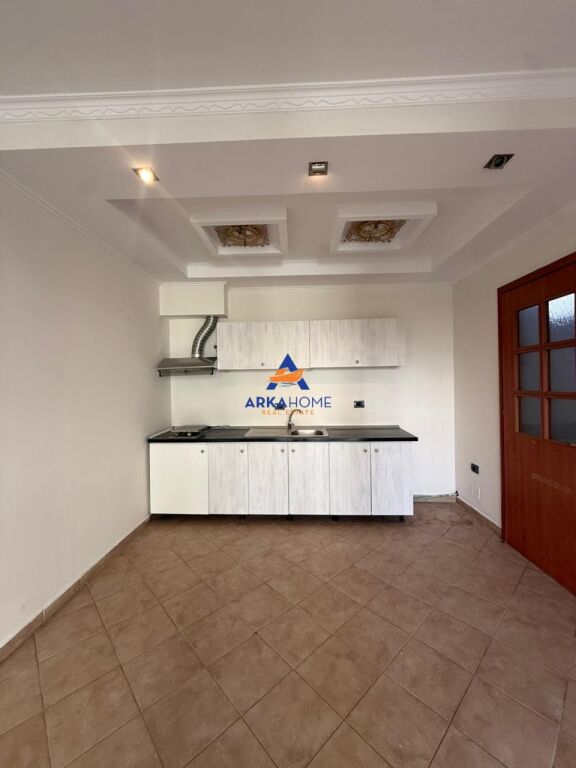 SHITET APARTAMENT 2+1+2 BALLKONE "RRUGA THESARIT ,PRANE SUPERMARKET XHANGOLLIT, FRESK" 150.000 EURO (I DISKUTUESHEM)