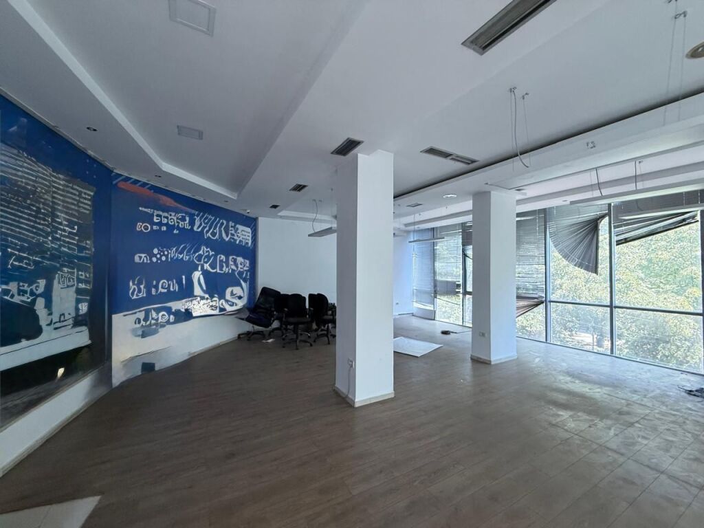 Ufficio in affitto a Xhamllik (ID BZ2992) Tirana