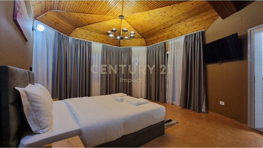 AFFITTASI hotel con 15 camere a Kombinat, 5.000€! 5.000 € /Mese Sup. Totale  650m2  Sup. interna  565m2  Camere da letto  15  Sta