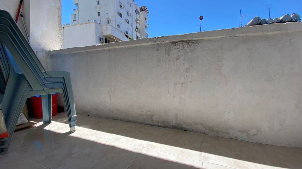 VENDESI APPARTAMENTO 3+1 PALAZZO ESISTENTE, TASSE CENTRO DURRES 120000 EURO