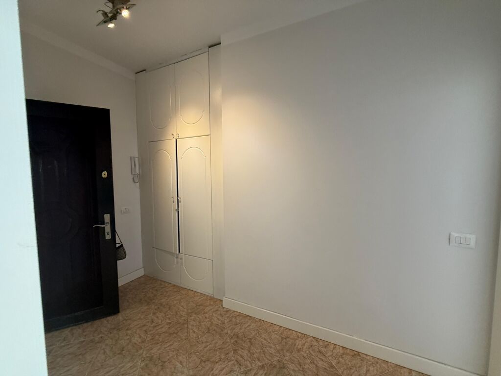 Shitet apartament 1+1