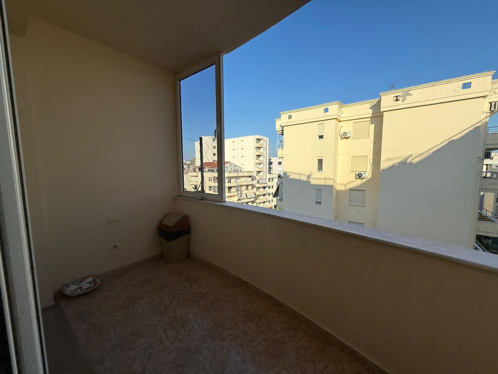 Shitet apartament 1+1