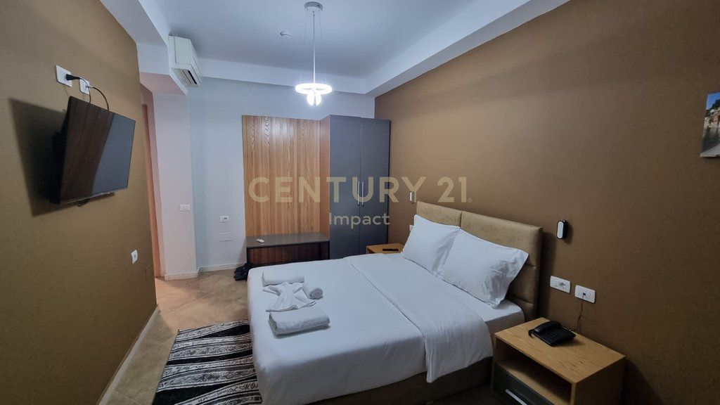 AFFITTASI hotel con 15 camere a Kombinat, 5.000€! 5.000 € /Mese Sup. Totale  650m2  Sup. interna  565m2  Camere da letto  15  Sta
