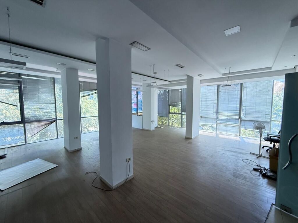 Ufficio in affitto a Xhamllik (ID BZ2992) Tirana