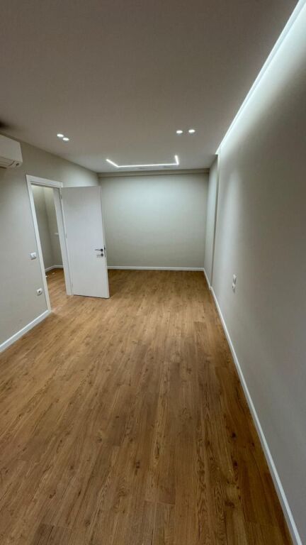 Affittasi ufficio appartamento 2+1+2 + veranda con una superficie di 100 m², nel complesso Green Harmony, Porcelan.