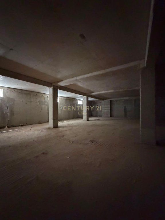 Locale in affitto nella zona di Ali Demi, Tirana - 4000€ | 780 m² 4,000 € /Mese