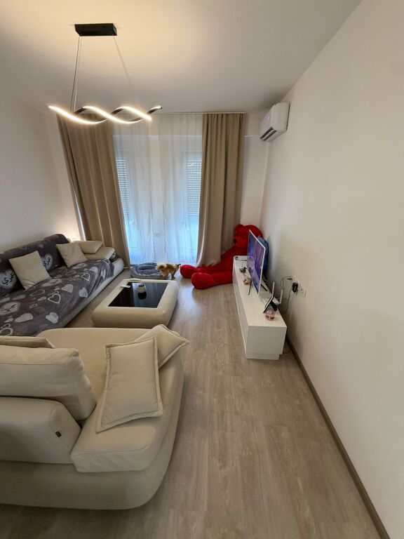 🏡 Affittasi appartamento 1+1  📍 21 Dhjetori, Complesso Kontakt Magnet  🏢 7° piano, con ascensore 💶 550€/mese  📞 Contattaci per maggiori informazioni o per una visita alla proprietà.