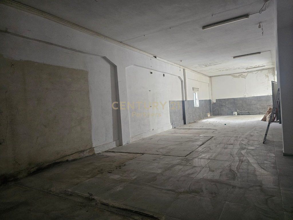 Magazzino in affitto nella zona di Kombinat, Tirana