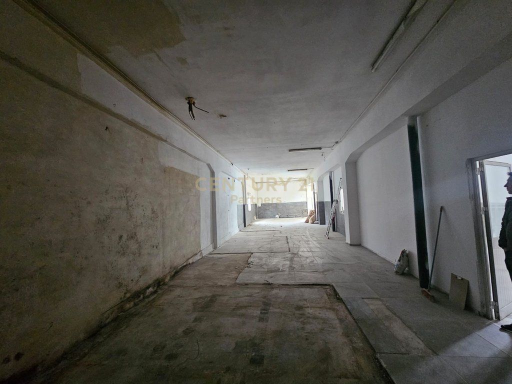Magazzino in affitto nella zona di Kombinat, Tirana