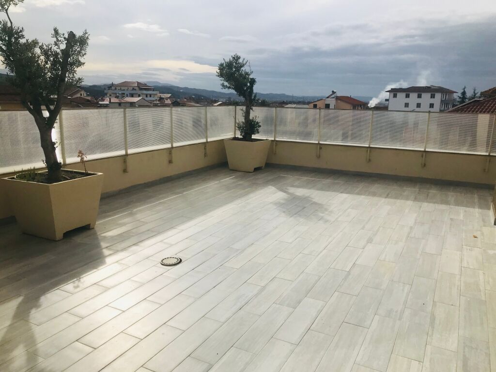 Ofrohet me qera Apartament, 2+1+verande, i mobiluar i ri tek Rezidenca “Shopi”, Elbasan