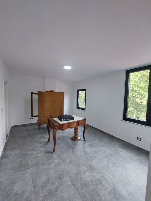 UFFICIO IN AFFITTO 150 M2 STRADA DI KAVAJA