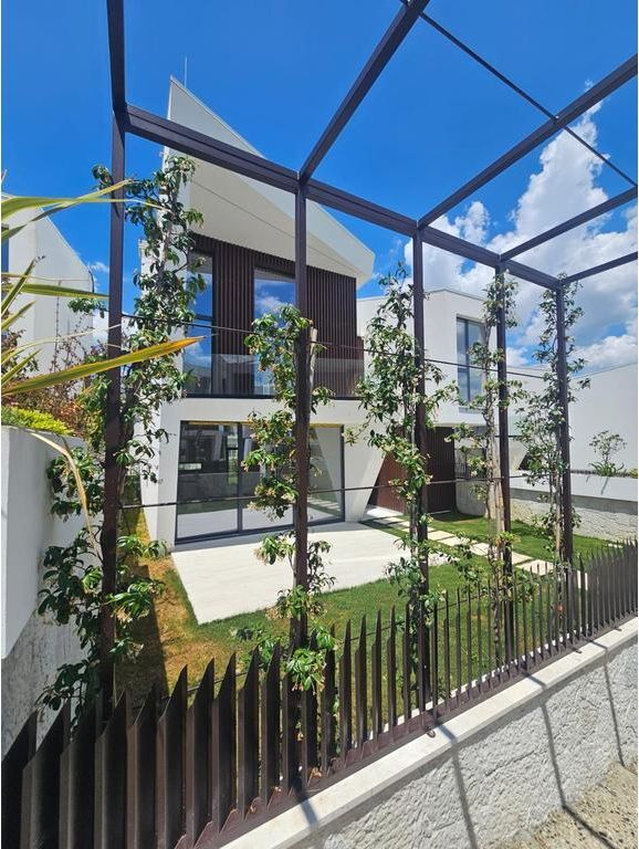 MODERN VILLA FOR SALE – MJULL -BATHORE, TIRANA!