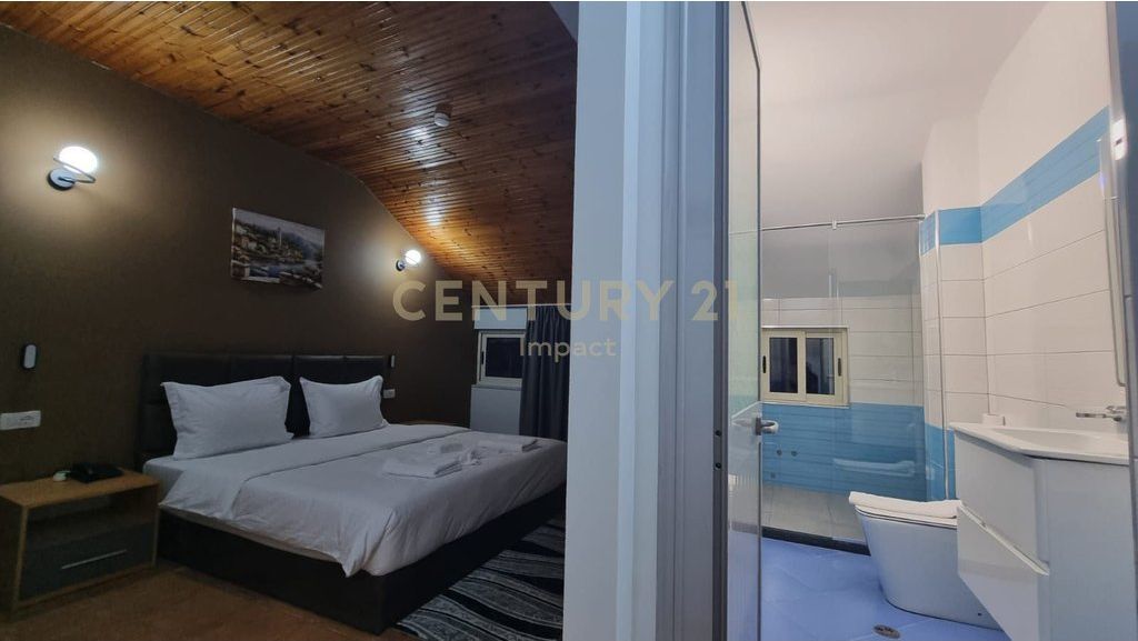 AFFITTASI hotel con 15 camere a Kombinat, 5.000€! 5.000 € /Mese Sup. Totale  650m2  Sup. interna  565m2  Camere da letto  15  Sta