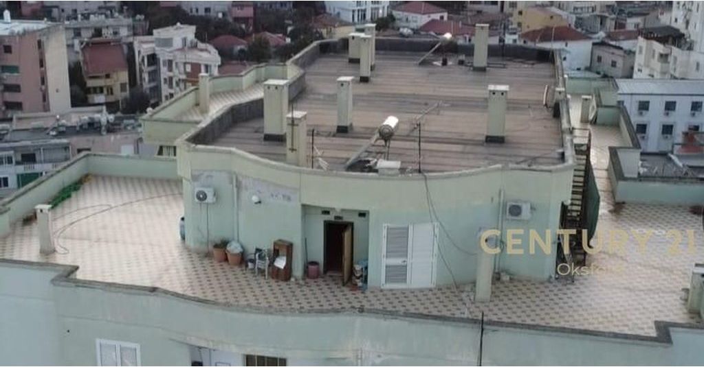 Vendiamo l'ultimo piano di un edificio, attico e veranda a Durazzo!
