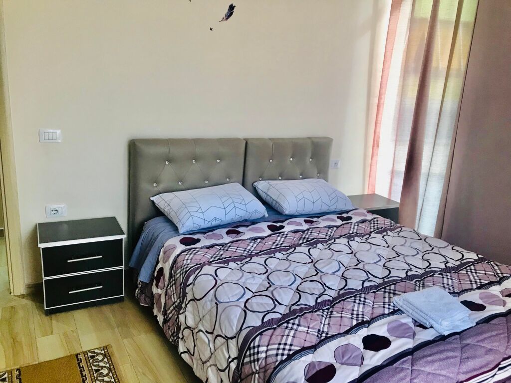 Ofrohet me qera Apartament, 2+1+verande, i mobiluar i ri tek Rezidenca “Shopi”, Elbasan