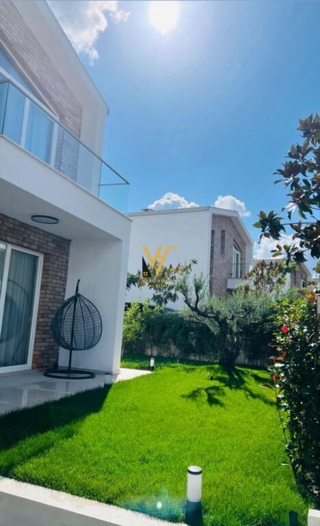 VILLA DI LUSSO SU TRE PIANI IN AFFITTO A TEG 6.500 EURO