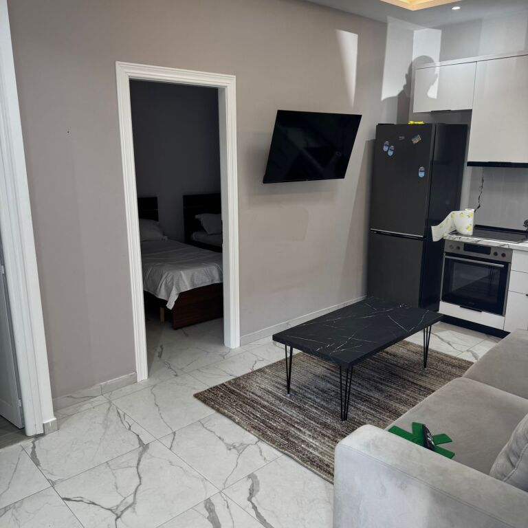 🏡 Jepet me Qira Apartament 1+1 + Post Parkimi   📍 Vendndodhja: Rruga 5 Maji, pas Concord Center 💰 Çmimi: 500 Euro/Muaj (përfshihet posti i parkimit)