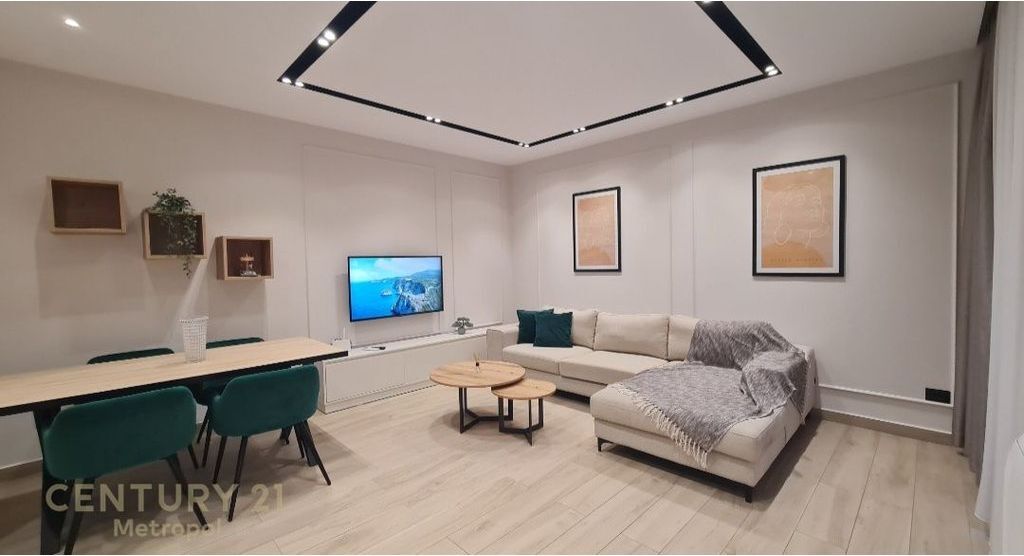 OFROJ PER QIRA APARTAMENT LUKSOZ 1+1 ME PARKIM, PRANE QENDRES TREGTARE TEG!
