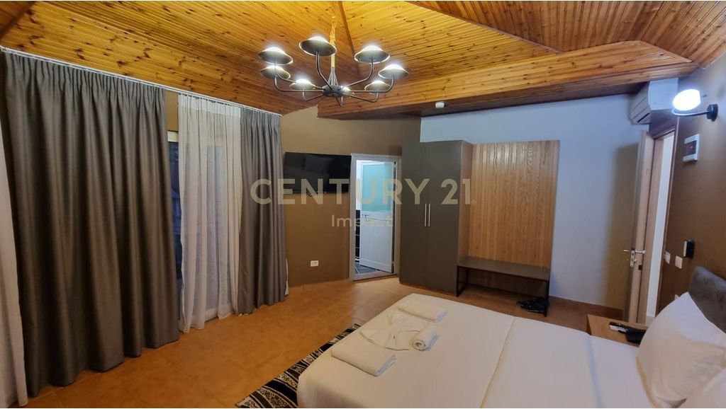 AFFITTASI hotel con 15 camere a Kombinat, 5.000€! 5.000 € /Mese Sup. Totale  650m2  Sup. interna  565m2  Camere da letto  15  Sta