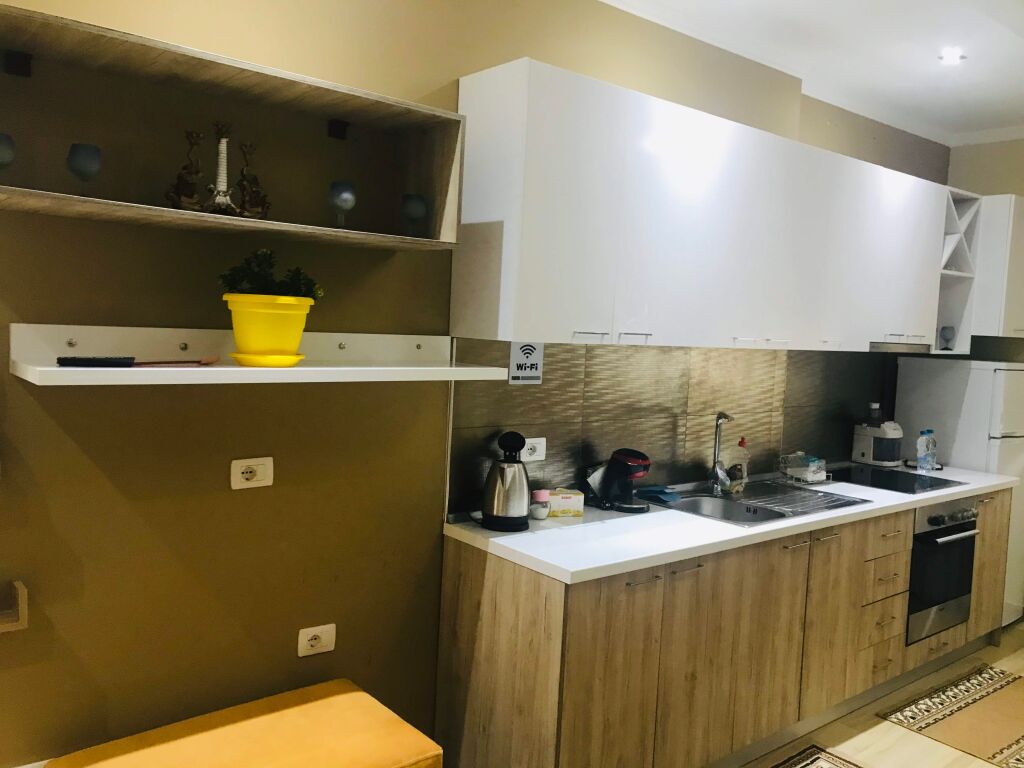 Ofrohet me qera Apartament, 2+1+verande, i mobiluar i ri tek Rezidenca “Shopi”, Elbasan