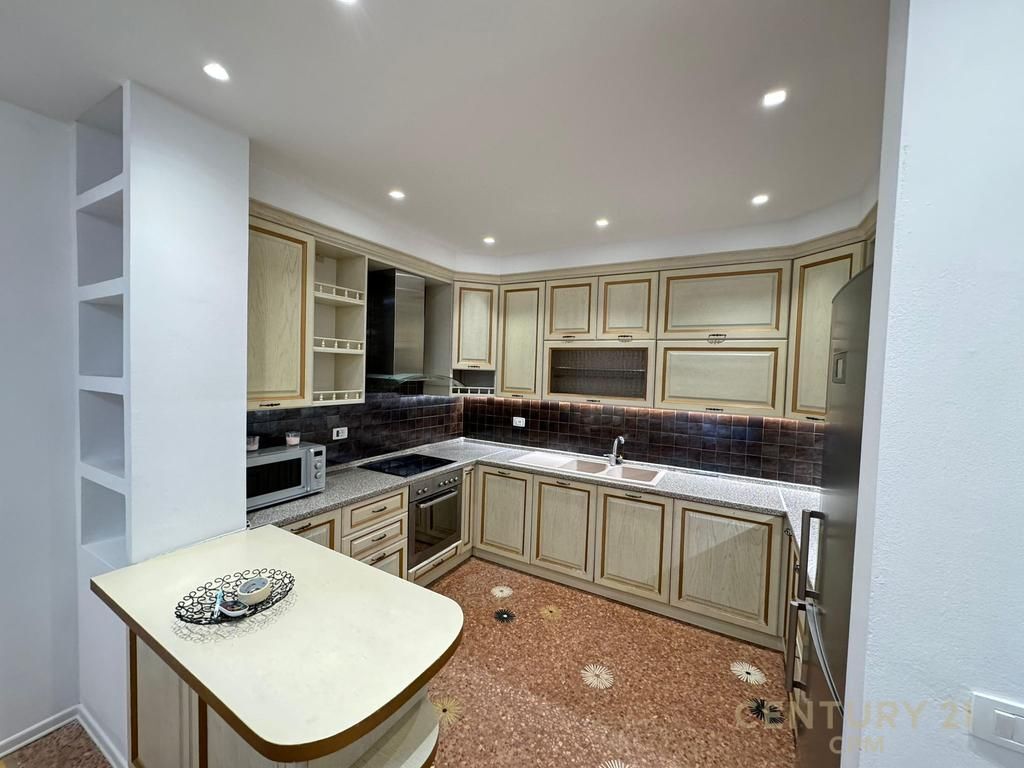 JAPIM PER QIRA APARTAMENT 2+1+2 PRANE KRISTAL CENTER! bot143268