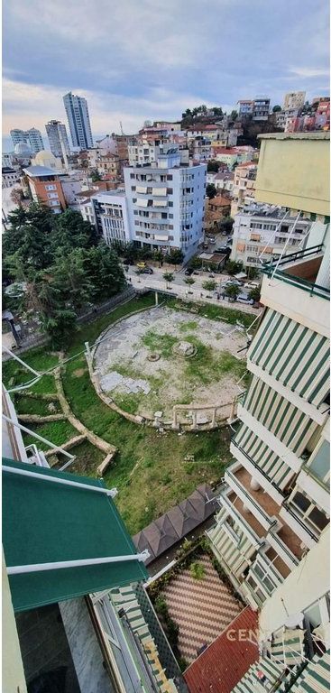 Vendiamo l'ultimo piano di un edificio, attico e veranda a Durazzo!