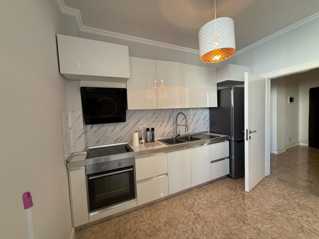 Shitet apartament 1+1