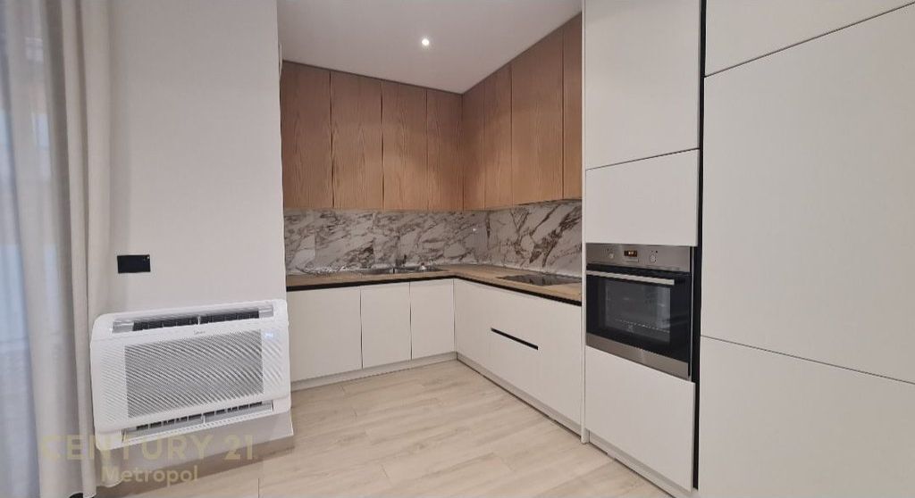 OFROJ PER QIRA APARTAMENT LUKSOZ 1+1 ME PARKIM, PRANE QENDRES TREGTARE TEG!
