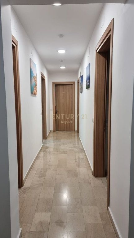 AFFITTASI hotel con 15 camere a Kombinat, 5.000€! 5.000 € /Mese Sup. Totale  650m2  Sup. interna  565m2  Camere da letto  15  Sta