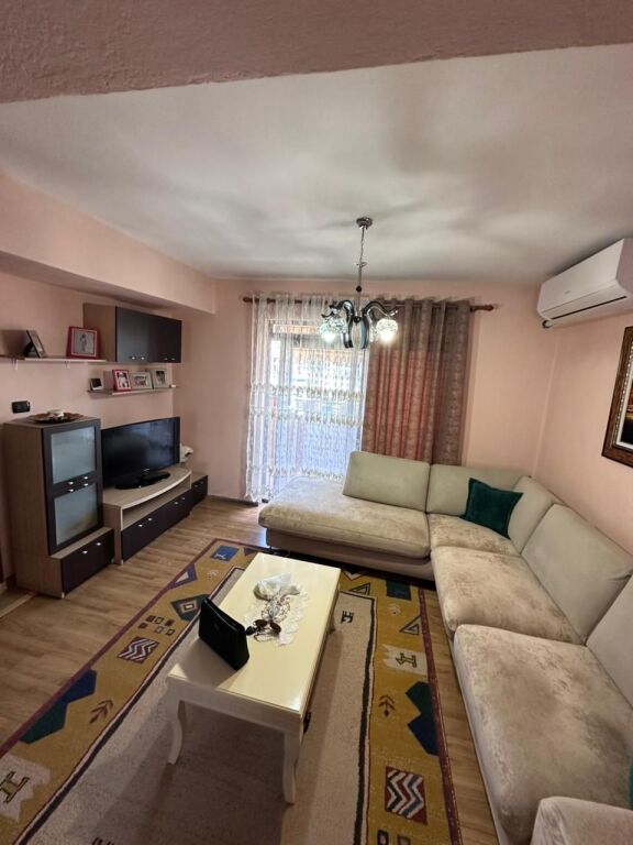 JEPET ME QERA APARTAMENT 2+1 PRANE BLUESTAR CENTER, DURRES