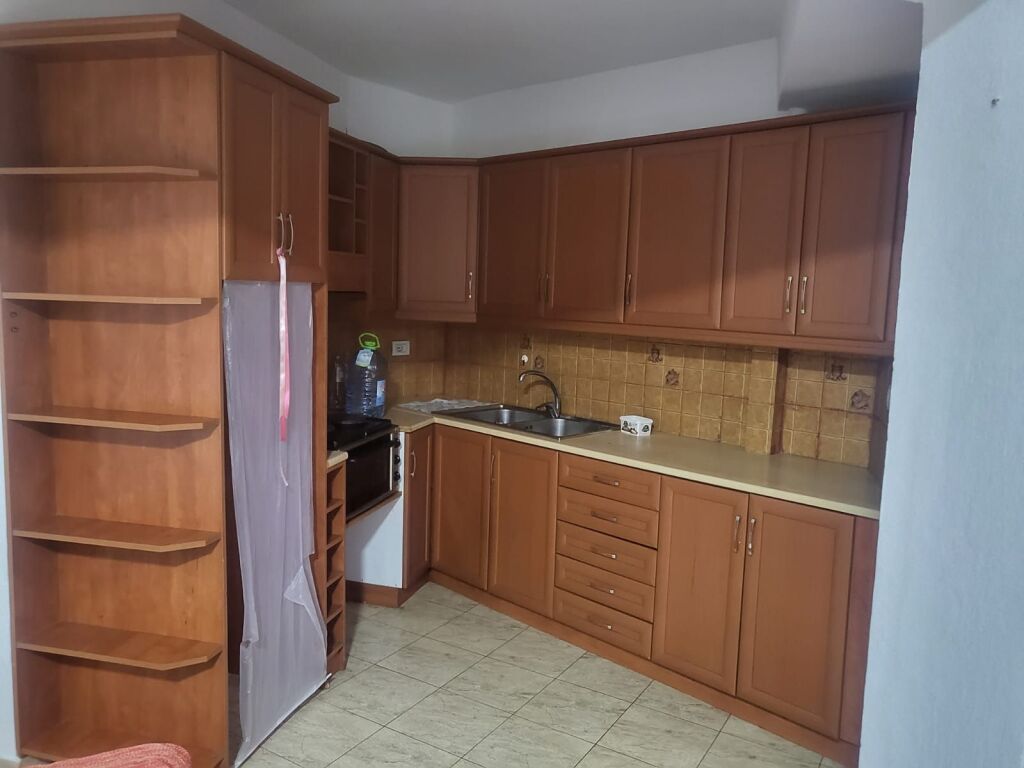 Apartament me qera 2+1 - 📍Jordan Misja, prane bar kafe Europa- 600 Euro