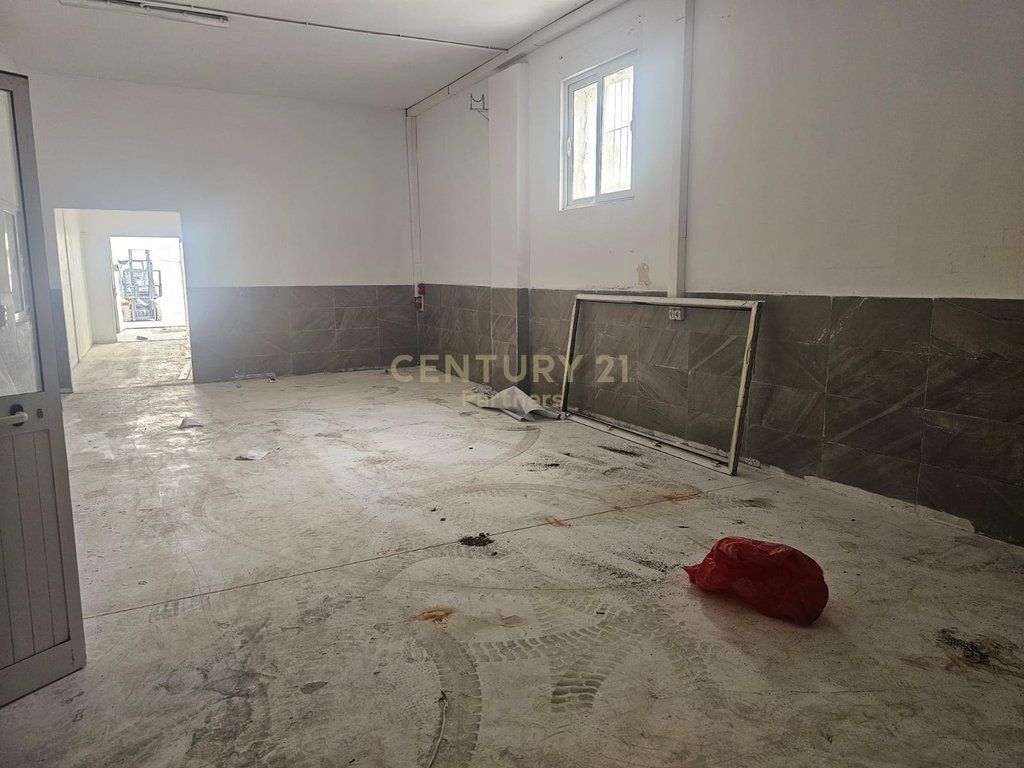 Magazzino in affitto nella zona di Kombinat, Tirana