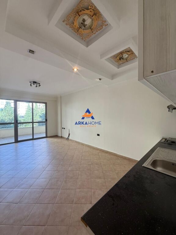 SHITET APARTAMENT 2+1+2 BALLKONE "RRUGA THESARIT ,PRANE SUPERMARKET XHANGOLLIT, FRESK" 150.000 EURO (I DISKUTUESHEM)
