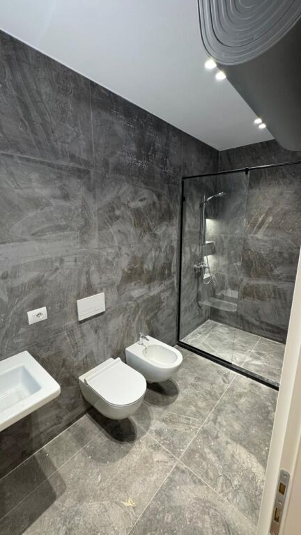 Affittasi ufficio appartamento 2+1+2 + veranda con una superficie di 100 m², nel complesso Green Harmony, Porcelan.