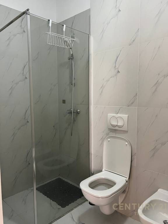 JEPET ME QIRA APARTAMENT 2+1+2+ POST PARKIMI TEK RRUGA E BARRIKADAVE