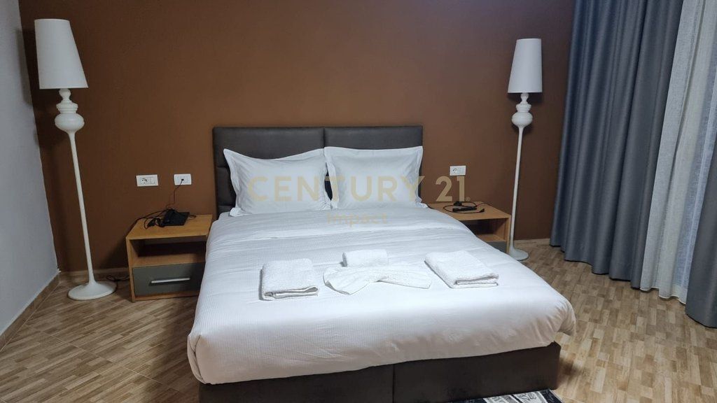 AFFITTASI hotel con 15 camere a Kombinat, 5.000€! 5.000 € /Mese Sup. Totale  650m2  Sup. interna  565m2  Camere da letto  15  Sta