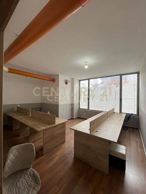 Spazio Commerciale in Affitto a Kazazi, Durrës - 800€ | 160 m²