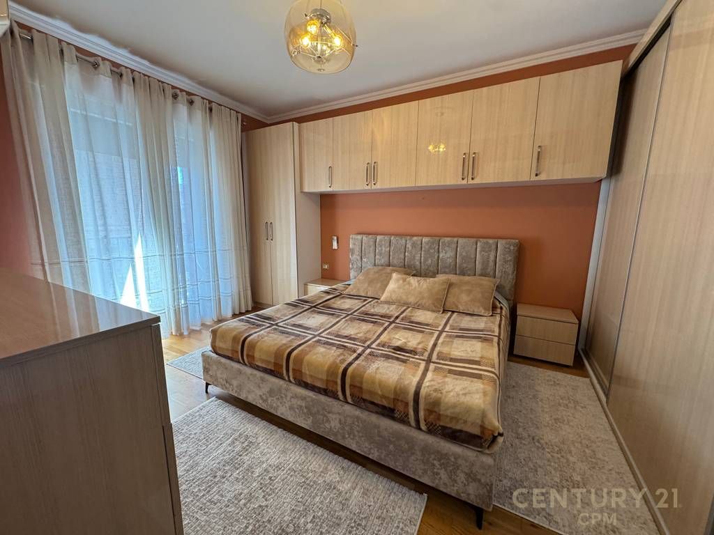 Apartament 2+1 + 2 poste parkimi me qira prane Bulevardit Zogu 1!