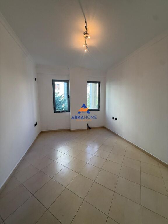 SHITET APARTAMENT 2+1+2 BALLKONE "RRUGA THESARIT ,PRANE SUPERMARKET XHANGOLLIT, FRESK" 150.000 EURO (I DISKUTUESHEM)