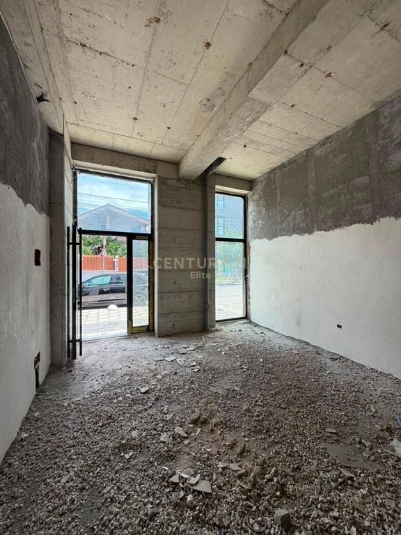 Locale in affitto nella zona di Ali Demi, Tirana - 4000€ | 780 m² 4,000 € /Mese