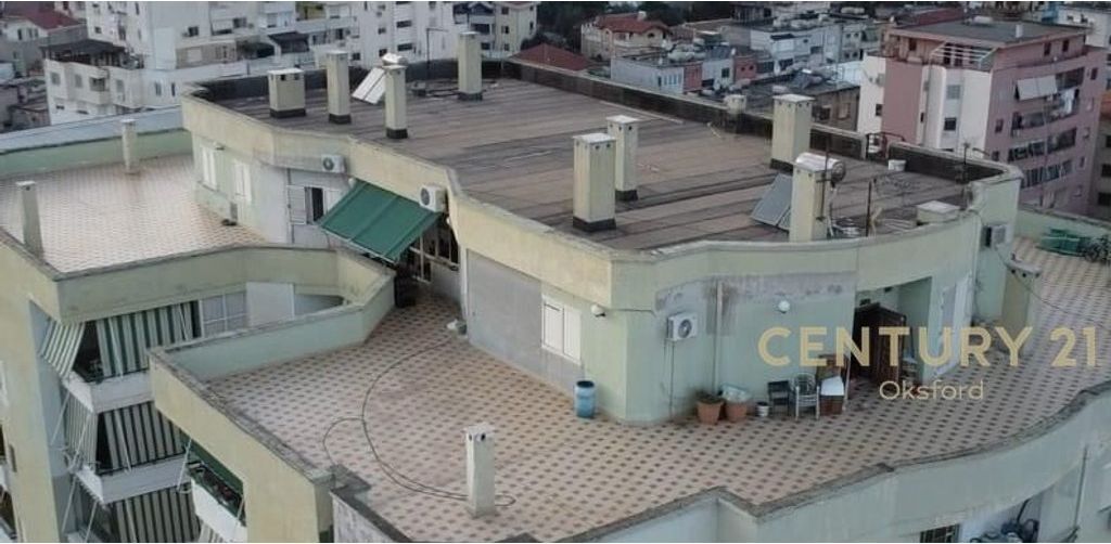 Vendiamo l'ultimo piano di un edificio, attico e veranda a Durazzo!