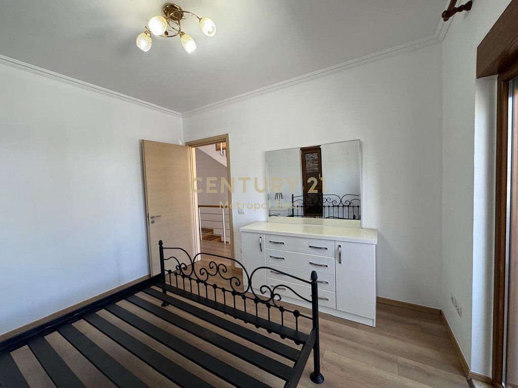 Villa Elegante su 3 Piani in Affitto vicino a TEG – Sicurezza, Comfort e Privacy