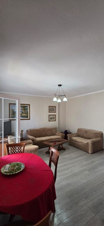 Apartament 2+1 per qera Rruga e Barrikadave !